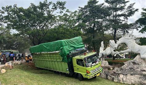 Truk Tronton Tabrak Patung Kuda Begini Kondisinya Lihat