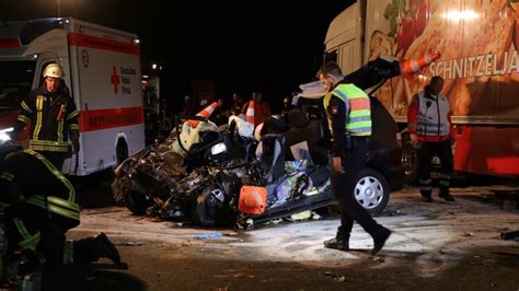 Unfall Auf B51 In Bohmte Familienauto Kracht Frontal In Lkw Baby