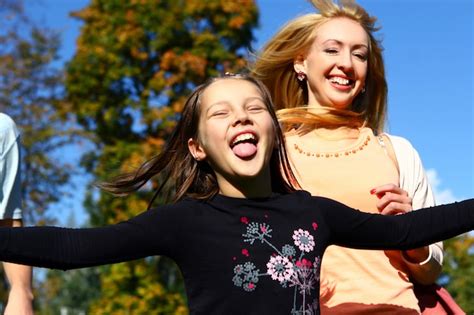 Deux Soeurs Heureuses Samusent Dans Le Parc Photo Gratuite