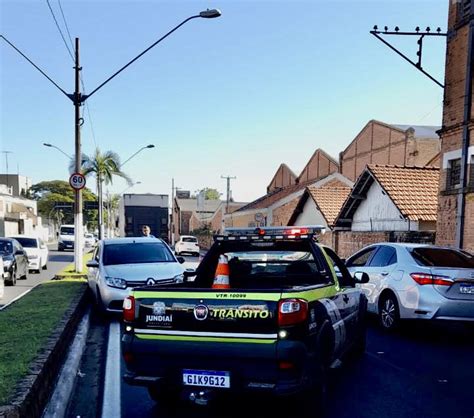 Carro e caminhão batem em frente na Ferroviários