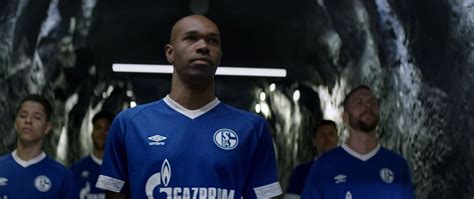 FC Schalke 04 Neues Trikot Mit Bewegenden Video Vorgestellt DerWesten De