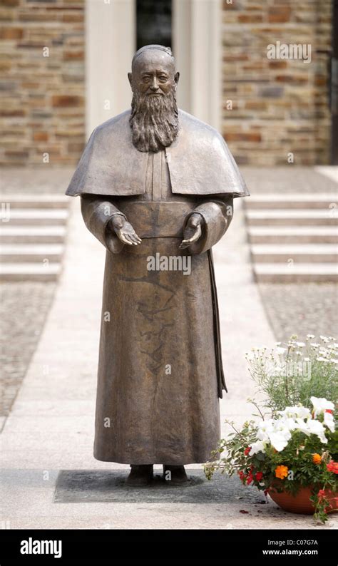 Estatua De Bronce Del Padre Josef Kentenich Fundador Del Movimiento De