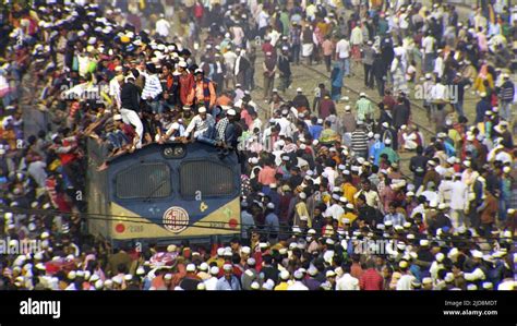 Traindhakabangladesh Population Boom 2013 Stock Photo Alamy