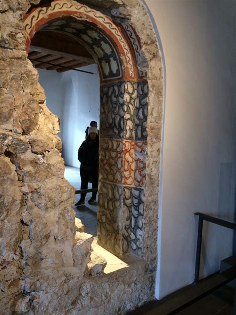 Romanesque wall–Salzburg fortress – History in the Margins
