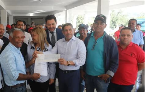 El Gobierno Entrega Cheques A Productores De Invernaderos Afectados Por