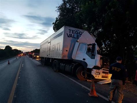 Carreta bate de frente ônibus na BR 364 um morto e 35 feridos