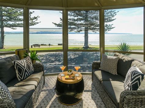 Napier Sea Views - Ahuriri Holiday House - Bachcare NZ