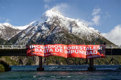 Fundación Greenpeace Argentina Colgados De Un Puente Protestan