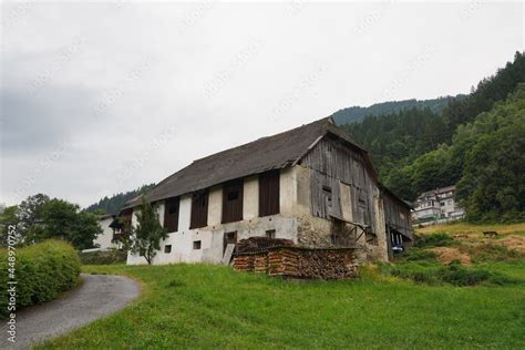 Rund Um Den Ossiacher See Alte Scheune In Sattendorf Stock Foto