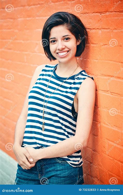 Retrato De La Mujer Hispánica Latina Sonriente Hermosa De La Muchacha