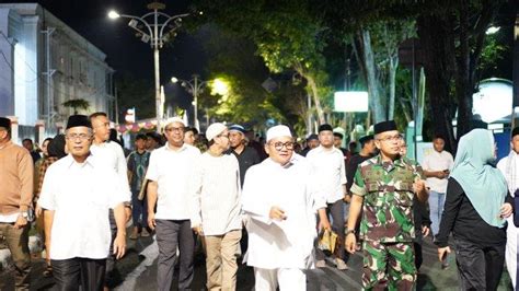 Wali Kota Gorontalo Marten Taha Bagi Bagi Paket Sahur Untuk Masyarakat