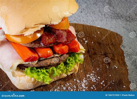 Hambúrguer Caseiro Grande Dois Hambúrgueres De Carne Tomate