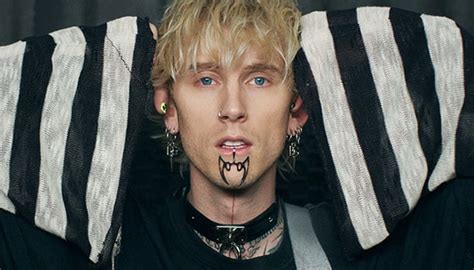 ★smartclub★ News Machine Gun Kelly Claps Back At People Posting Mean