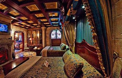 A Look At The Suite Inside Cinderella’s Castle At Walt Disney World - Strange Beaver