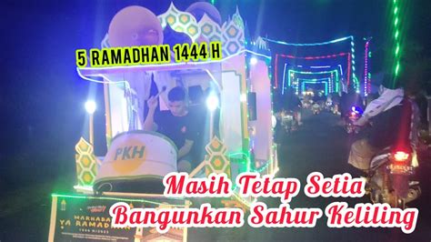 5 RAMADHAN 1444 Tetap Keliling Bangunkan Sahur Meski Hujan Gerimis