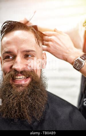 Meister Schneidet Haare Und Bart Von M Nnern Im Barbershop