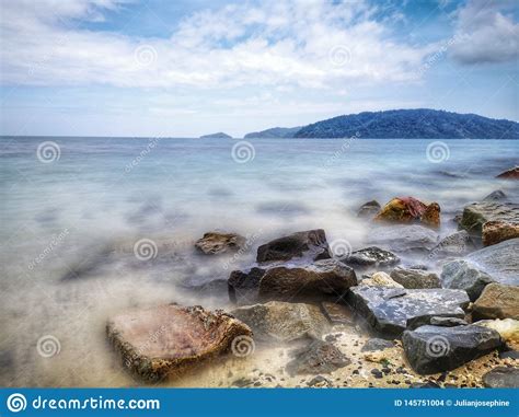 Las Ondas Y Las Rocas Lisas Sedosas Hermosas De Agua En La Orilla De