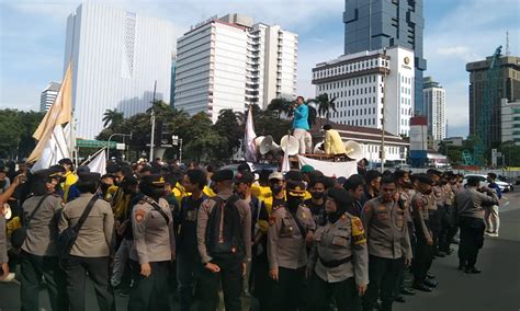 Unjuk Rasa Di Patung Kuda Mahasiswa Dan Petugas Kepolisian Terlibat