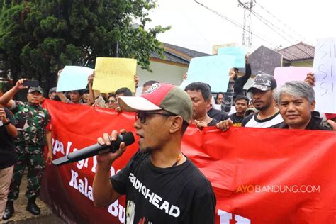 [foto] Aliansi Pejuang Demokrasi Jawa Barat Gelar Aksi Damai Di Kantor