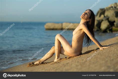 Sexy Absolut Nackte Frau Posiert Strand Meer Sitzt Auf Sand