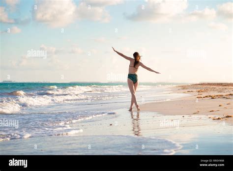 Belle Femme Bikini Sur La Plage Banque De Photographies Et Dimages Haute R Solution Alamy
