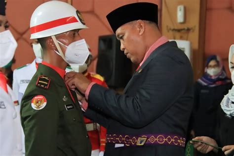 PLT WALI KOTA BEKASI KUKUHKAN 40 PASUKAN PENGIBAR BENDERA HUT RI KE 77