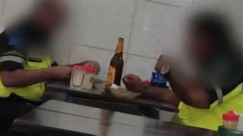 Agentes De Transporte São Flagrados Com Garrafa De Cerveja Durante Almoço