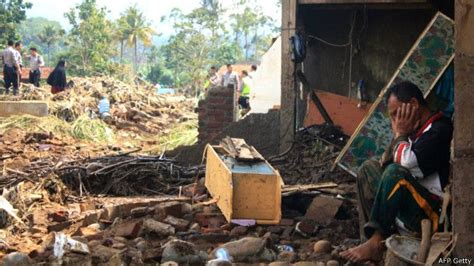 Ratusan Korban Bencana Banjir Garut Huni Pos Pengungsian Bbc News