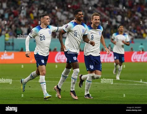 Der Engl Nder Marcus Rashford Mitte Feiert Mit Phil Foden Links Und