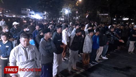 Warga Batu Sholat Gaib Untuk Aremania Korban Tragedi Stadion Kanjuruhan