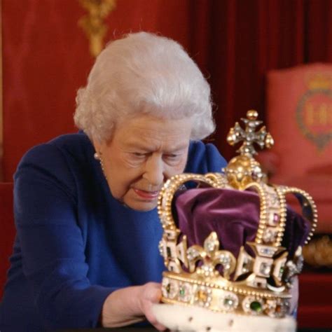 The Queen Nonchalantly Manhandling The Crown Jewels Is The Best Thing You Ll See All Day Her