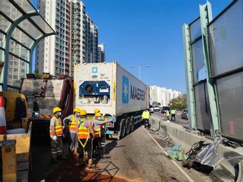 【交通意外】元朗公路兩架貨櫃車相撞 貨櫃車司機被拋出車外送院治理