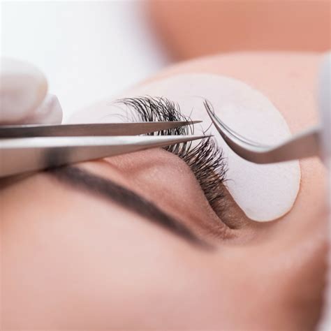 How Can An Eyelash Extension Short Course Help Your Career As A Beauty