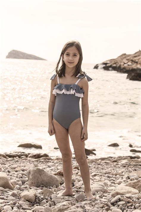 Bañador para niñas celeste con volantes modelo Sofi Alawa Swimwear