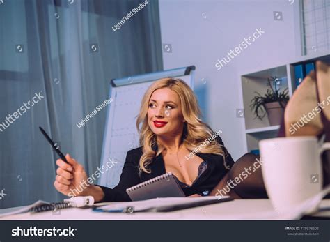 Sexy Woman Naked Chest Sitting Legs 스톡 사진 775973602 Shutterstock