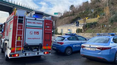 Persona Precipitata Dal Ponte Dellautostrada