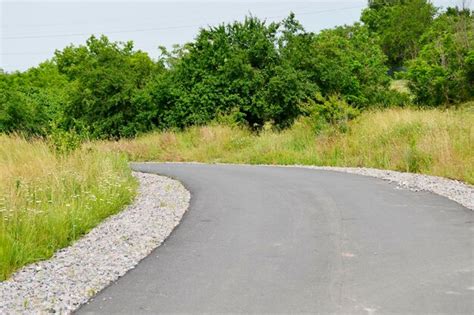 Piękna Pusta Droga Asfaltowa Na Wsi Na Kolorowym Tle Fotografia