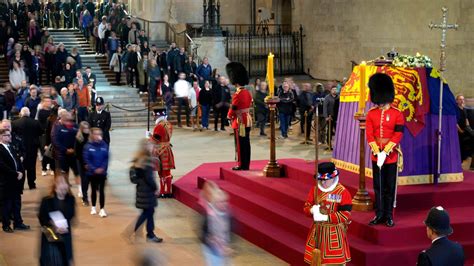 Regno Unito Un Uomo Incontra La Bara Della Regina Elisabetta Il Suo