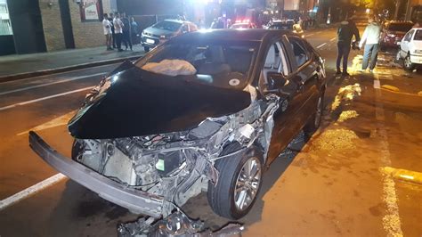 Corolla em alta velocidade colide em 3 carros na Rua Paraná CGN O