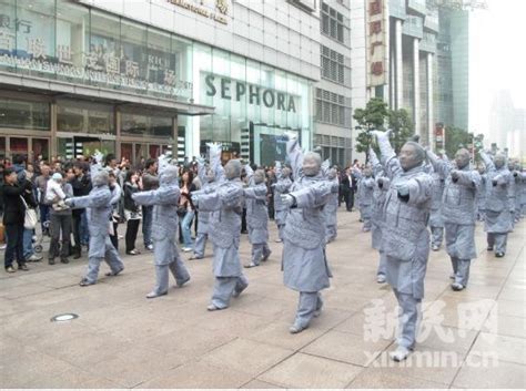 上海南京东路列秦俑方阵迎世博 头套丝袜引围观 滚动新闻 新浪世博 新浪网