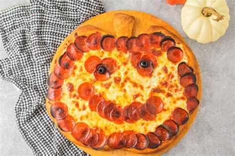 Halloween Pizza Recipe | Lil' Luna