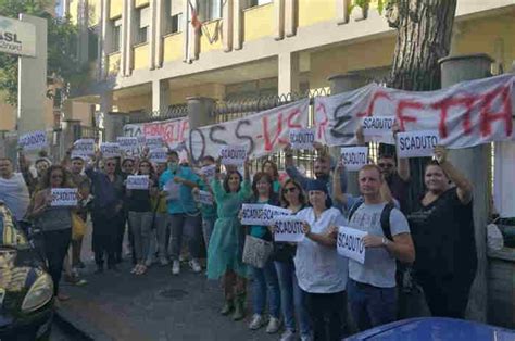 Precari Oss Asl Napoli 2 Nord In Protesta 70 Famiglie Senza Lavoro