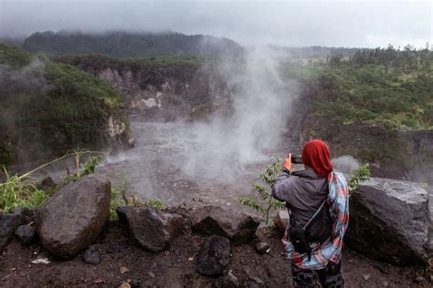 Indonesias Merapi Spews Out Volcanic Lava And Ash Hundreds Evacuate