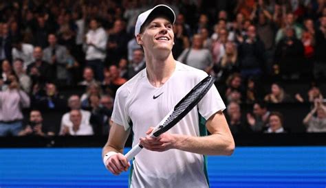 Atp Finals Jannik Sinner Piedi a papera e non si pettina ma è più