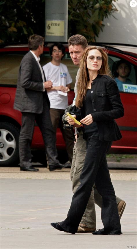 Angelina Jolie Avec Son Garde Du Corps Mark Billingham à Prague En 2007