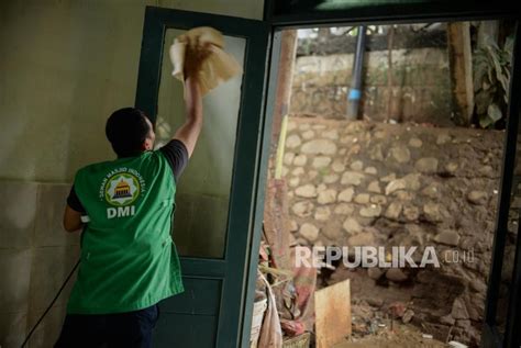 Relawan DMI Bantu Bersihkan Masjid Terdampak Banjir Republika Online