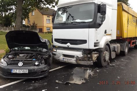 Wypadek W Makoszynie Cztery Osoby Przewiezione Do Szpitala Zdj Cia