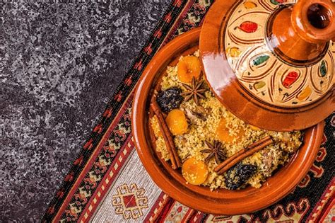 Tajine Marroqu Tradicional De Pollo Con Frutos Secos Y Especias Foto