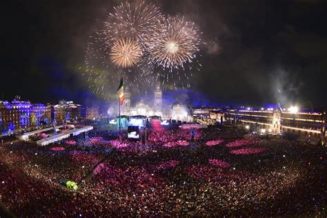 Zócalo in Mexico City - Explore the Heart of the Historic District at ...