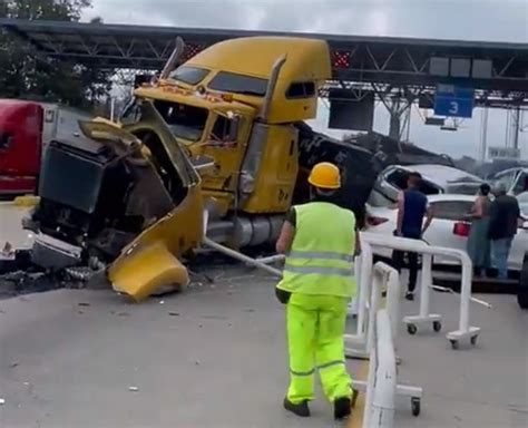 Video Tr Iler Se Impacta Contra Caseta De Cobro Y Veh Culos En Michoac N